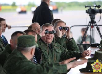 Очередная показуха. Чиновники посмотрели на оборону аэропорта Могилев, которую репетировали минимум три дня