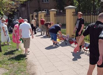 Волонтеры восстановили мемориал «Варта святла» около посольства РБ в Вильнюсе