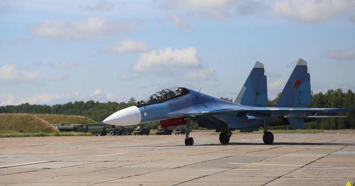 В небе над Гомельщиной уже час кружит истребитель ВВС РБ. Возможны заходы шахедов в воздушное пространство Беларуси