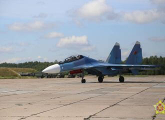 В небе над Гомельщиной уже час кружит истребитель ВВС РБ. Возможны заходы шахедов в воздушное пространство Беларуси