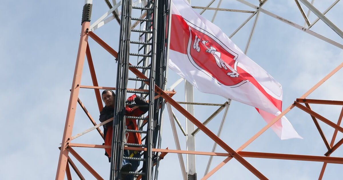 Беларус в Вильнюсе поднялся на вышку сотовой связи в знак протеста