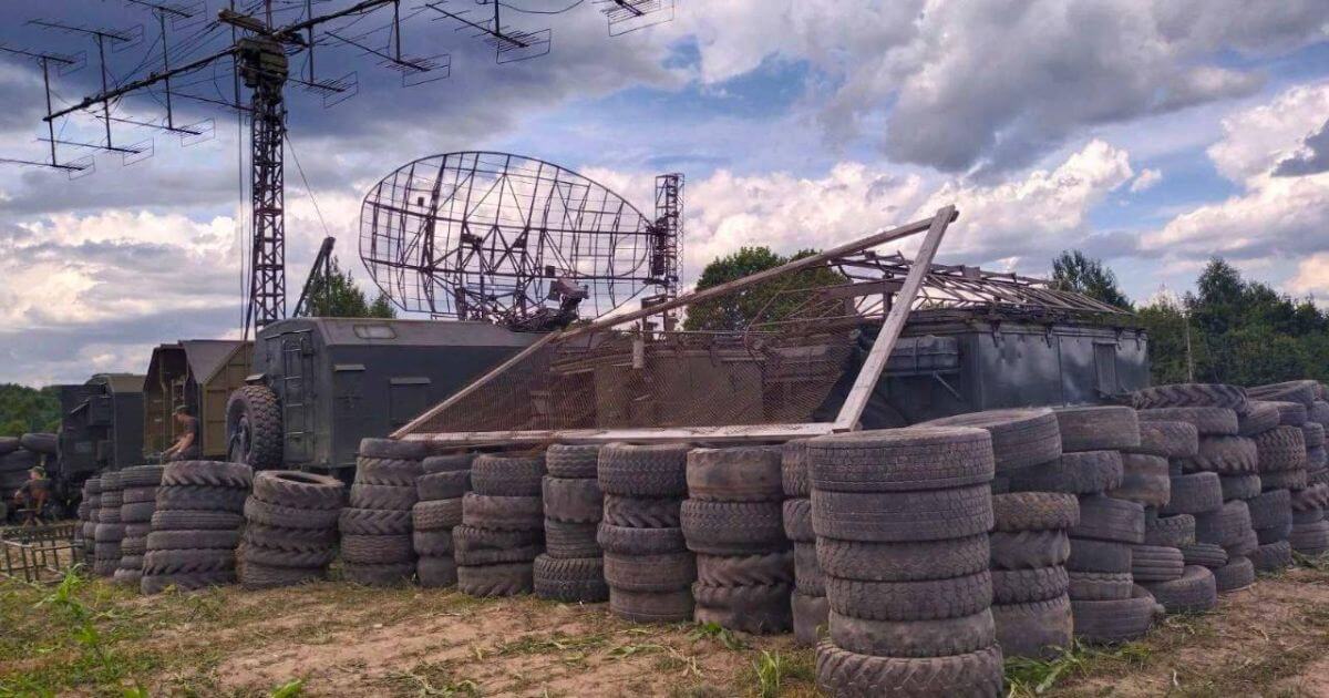 Беларусские военные используют автомобильные шины для защиты техники от дронов?