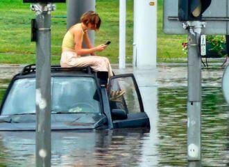 В Минске опять потоп. На многих улицах уровень воды по пояс, ст.м. «Парк Челюскинцев» закрыта
