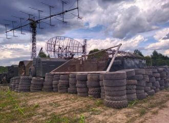 Беларусские военные используют автомобильные шины для защиты техники от дронов?