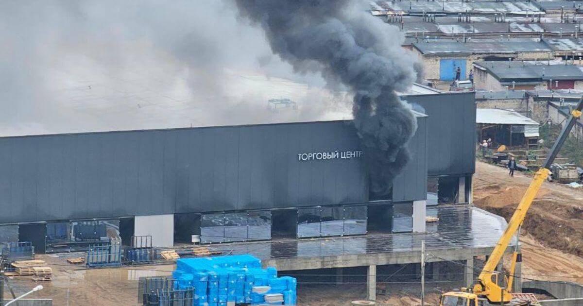 В Сухарево горит строящийся ТЦ на ул. Мазурова