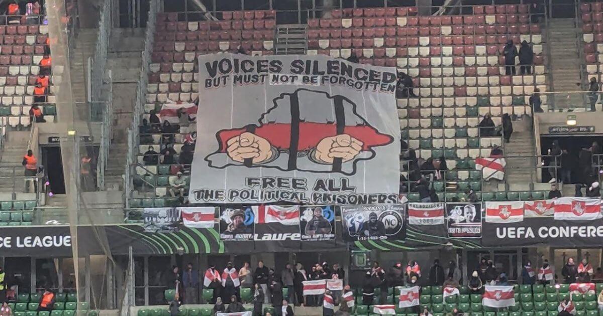 Фанаты «Легии» поддержали беларусских болельщиков, у которых охрана стадиона пыталась снять антирежимные баннеры и растяжки