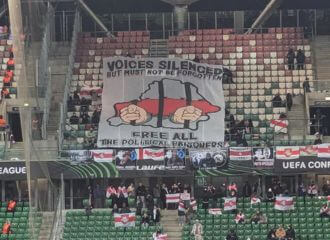 Фанаты «Легіі» падтрымалі беларускіх фанатаў, у якіх ахова стадыёна намагалася адбіраць банеры і расцяжкі пра рэжым