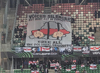 Десятки БЧБ и баннеры солидарности с беларусами: Матч «Легии» и «Динамо-Минск» в Варшаве. Фото